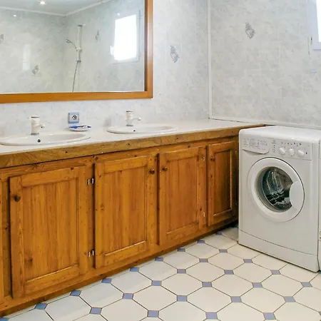 Amazing In With 5 Bedrooms, Wifi And Outdoor Swimming Pool Nyaraló