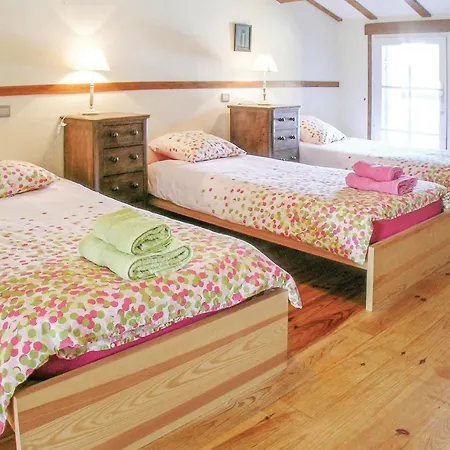 Amazing In With 5 Bedrooms, Wifi And Outdoor Swimming Pool Nyaraló